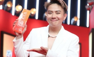 Duy Khánh khiến khán giả rơi nước mắt, xúc động nhận cúp Ơn Giời 