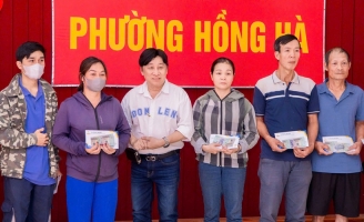 Ê kíp Đan Trường hỗ trợ bà con Yên Bái gặp khó khăn sau bão lũ