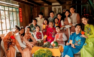 Êkip “Lật Mặt 7” tung bộ ảnh nền nã đầy hoài niệm đón xuân Nhâm Thìn 2024