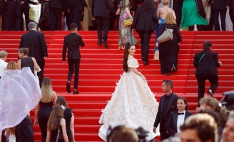 Ekip Lý Nhã Kỳ nói gì khi đồng hành cùng cô trên thảm đỏ LHP Cannes?