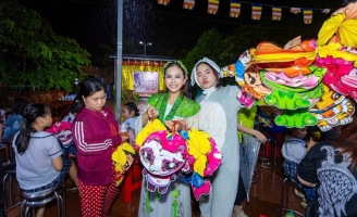 Gặp lại “Chị Hằng” Quỳnh Lê cùng chuyến xe mang tết trông trăng đến các em