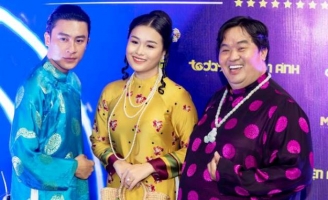 Gia đình Hoàng Thần Tài diện áo dài đồng điệu tại sự kiện Ngôi sao xanh 2021