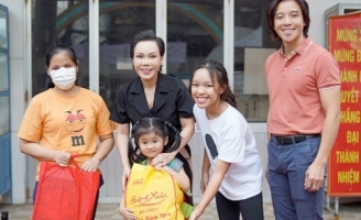 Gia đình Việt Hương tặng quà Tết đến 250 hộ dân