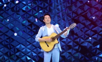 Giám khảo Nguyễn Phi Hùng ganh tị với nhan sắc của đàn em