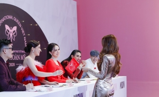 Giám khảo Oanh Lê trao cờ cho phép Phùng Trương Trân Đài lọt thẳng top 15 