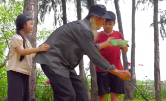  Hai anh em mồ côi và tấm lòng bao dung của ông lão mù ăn xin trong Xóm đụng chuyện