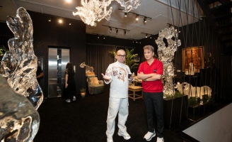 Hàng loạt sao Việt và quốc tế “check-in” Cánh thiên thần băng đảo tại triển lãm nghệ thuật gây sốt 