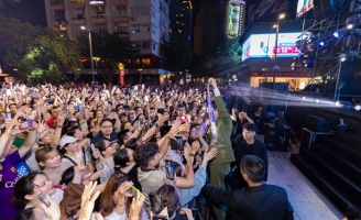 Hàng nghìn khán giả đổ xô xem Lý Hải và dàn cast Lật Mặt 7 tại Phố đi bộ Nguyễn Huệ