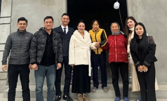 Hãng phim Bạch Mã trao tặng nhà tình nghĩa giúp người nghèo đón Tết sớm