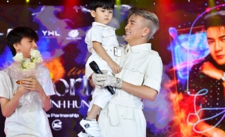 Hàng trăm khán giả vỡ oà cảm xúc khi Mr Đàm công bố con trai ruột trong live concert
