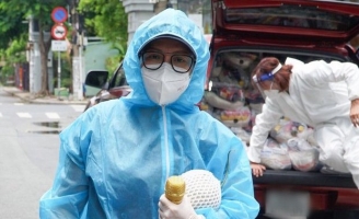 Hành động đáng khâm phục của Việt Hương giữa lúc showbiz gặp bão 