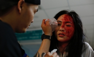 Hậu trường hóa trang đầy máu me của Phương Anh Đào
