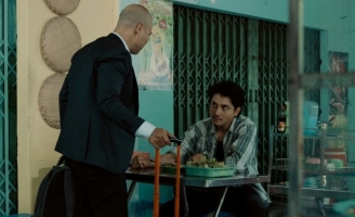 Hé lộ mối quan hệ đồng tính nam đầy bất ngờ trong “Kẻ sát nhân cô độc”