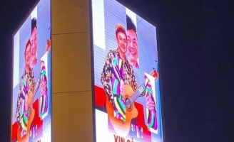 Hình ảnh nghệ sĩ Chí Tài trên biển quảng cáo lớn tại ngã tư Hàng Xanh khiến nhiều người xúc động