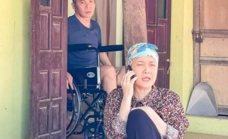 Hình ảnh ngồi xe lăn trên phim của NSND Công Lý gây chú ý