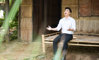 Hình ảnh người mẹ trong MV Hồ Việt Trung gây xúc động mạnh