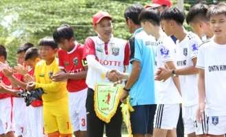 HLV Nguyễn Hồng Sơn vỡ oà vì chiến thắng của đội Cầu thủ nhí 2020 ở Phú Quốc 