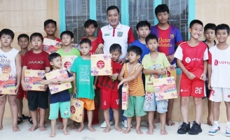 HLV Nguyễn Hồng Sơn xúc động khi chia tay các học trò Lotte Kids FC 2020