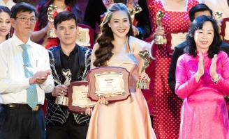 Hồ Bích Trâm xúc động khi được vinh danh là “Nghệ sĩ có trái tim nhân ái vì cộng đồng 2020”