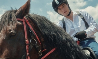 Hồ Quang Hiếu học cưỡi ngựa để cân bằng cuộc sống