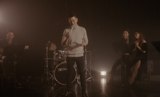  Hồ Trung Dũng chia sẻ “bí kíp” giữ được cột hơi tốt khi thực hiện 10 shot quay MV mỗi ngày