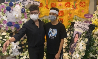 Hồ Văn Cường đau đớn quỳ bên di ảnh của Phi Nhung, nhiều nghệ sĩ đến nhà viếng nữ ca sĩ