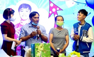 Hồ Văn Cường được fan tổ chức sinh nhật cực hoành tráng, có cả ba mẹ tham gia