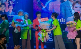 Hồ Văn Cường được hàng trăm khán giả lên tận sân khấu tặng tiền, vàng