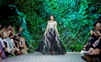 Hoa hậu Bùi Thị Hà lộng lẫy tại show “Thương” cùng NTK Hoàng Hải 