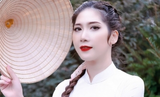 Hoa hậu Đại sứ Dương Quỳnh Lisa tinh khôi trong chiếc áo dài trắng giữa đường phố Paris