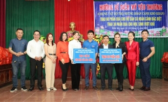 Hoa hậu doanh nhân toàn năng Châu Á  làm điều ý nghĩa này cho bà con và học sinh Hà Tĩnh 