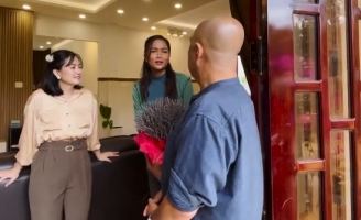 Hoa hậu H’Hen Niê ám ảnh vì bị mẹ hối cưới chồng từ năm 13 tuổi, chuyện dậy thì không ai chỉ dẫn