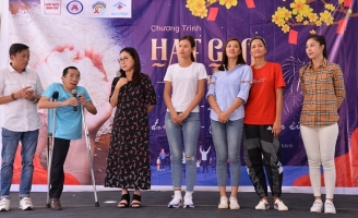 Hoa hậu H’Hen Niê, NSND Kim Xuân mang Tết sớm đến trẻ em bị ảnh hưởng bởi HIV/AIDS
