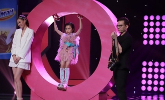 Hoa hậu Hoàn vũ Khánh Vân bất ngờ “Battle” kỹ năng người mẫu cùng cô bé 8 tuổi