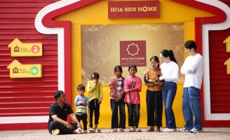 Hoa hậu Hương Giang bật khóc trước bé gái hằng ngày ăn cơm với rau