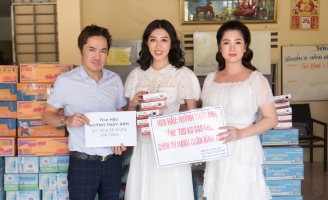 Hoa hậu Huỳnh Thúy Anh tặng quà cho trẻ em cơ nhỡ và người già tại chùa Từ Hạnh