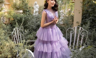 Hoa hậu Huỳnh Thúy Anh thả dáng đầy thơ mộng giữa vườn hoa