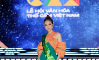 Hoa hậu Khánh Ngân rực rỡ với thổ cẩm Việt trong đêm khai mạc