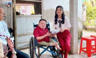 Hoa Hậu Môi trường Nguyễn Thanh Hà đi thăm nạn nhân chất độc da cam ở quê hương Bến Tre   