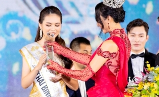 Hoa hậu Ngọc Diễm xúc động trao lại vương miện cho tân Hoa hậu Du lịch Việt Nam