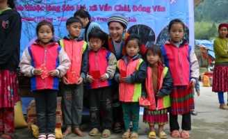 Hoa hậu Nông Thúy Hằng mang Tết sớm đến với người dân “làng Địa Ngục”