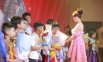 Hoa hậu Phương Triều rạng rỡ trong trang phục váy công chúa, được các bé yêu thích nồng nhiệt