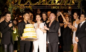 Hoa hậu Thu Hoài nghẹn ngào trong dạ tiệc sinh nhật công ty