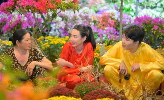 Hoa hậu Thùy Tiên bán hoa Tết, thấp thỏm chờ khách