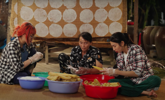 Hoa hậu Thùy Tiên lần đầu làm bánh phồng nhận công 20 ngàn đồng/giờ