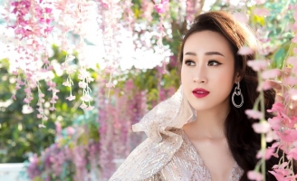 Hoa khôi Anika Trinh Trinh diện váy pha lê xuyên thấu cả dáng ngọc