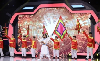 Hóa thân thành võ tướng, Thiên Khôi gây bất ngờ khi trổ tài hát cải lương bằng tiếng Anh