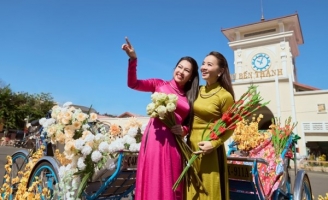 Hoài An - Thúy Loan diện áo dài Minh Châu hội ngộ sau ‘Đất phương Nam’