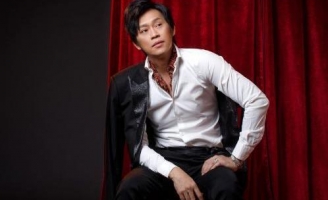 Hoài Linh tung bộ ảnh đẹp trai như soái ca, hết Phi Nhung đến Khả Như muốn 'chốt đơn'