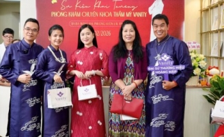 Hoàng Mập diện áo dài tím, tham dự sự kiện đầu năm mà anh đảm nhận vai trò Đại sứ thương hiệu